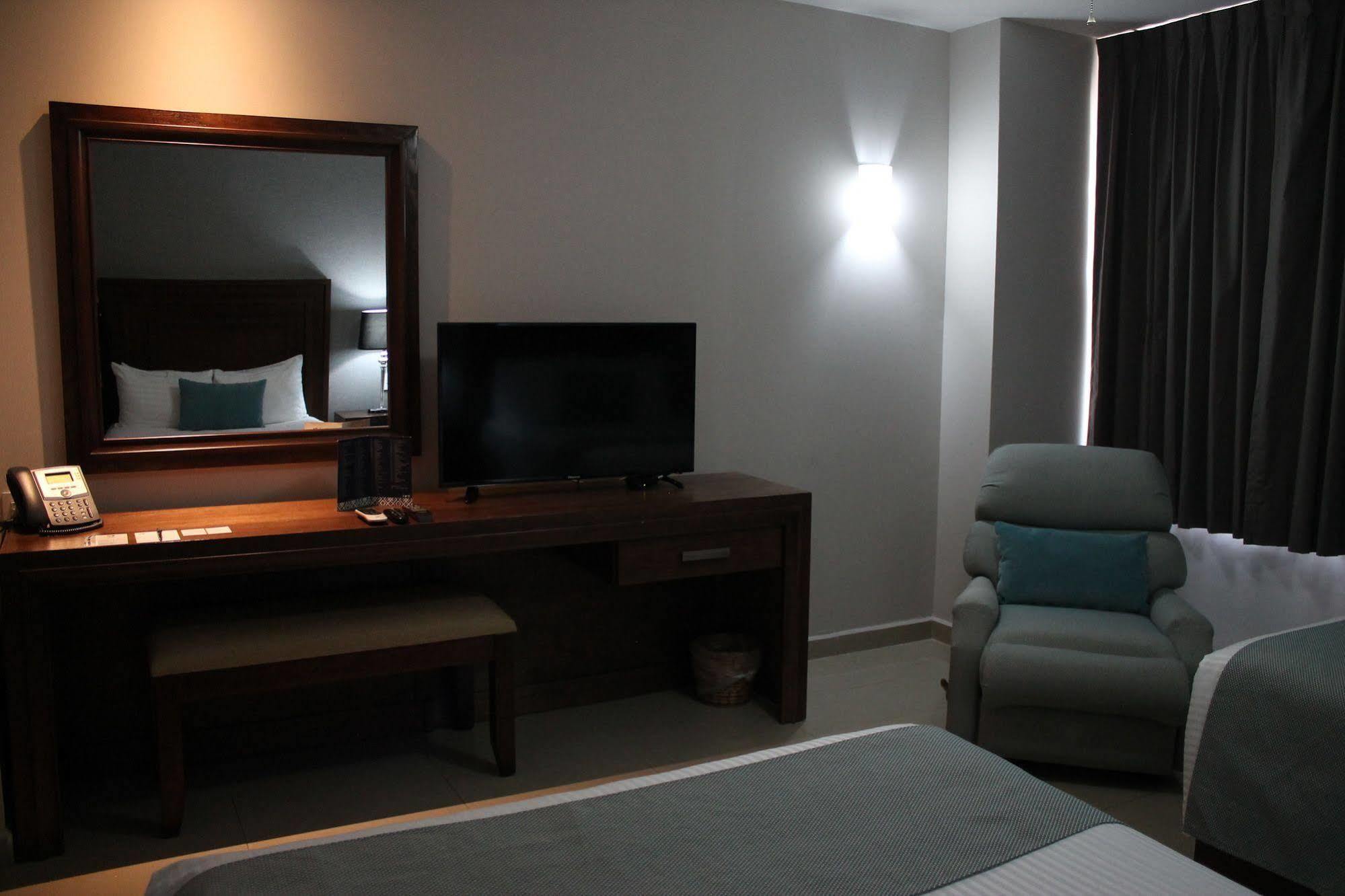 Hotel Suites Mexico Plaza Leon Campestre Экстерьер фото
